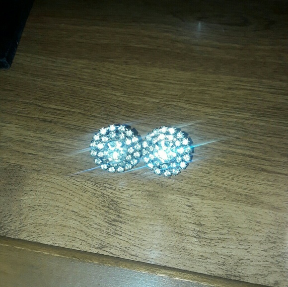 Unsigned Vintage Rhinestone screw back earrings - Picture 8 of 8